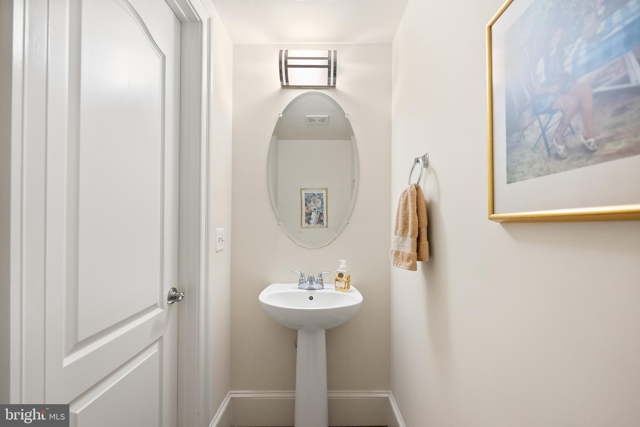 1868 Carpenter Road Alexandria, VA 22314 - Photo 7 of 46 Powder room on entry level
