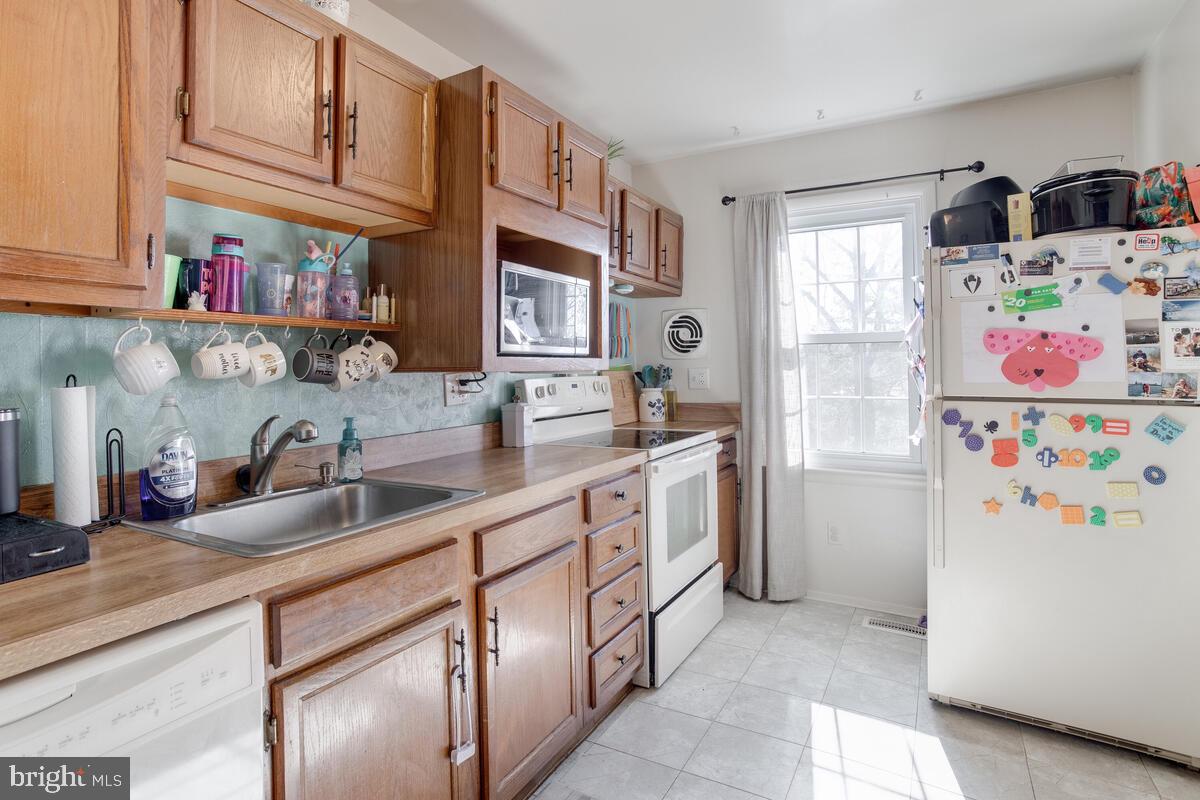 3429 Saluda Road Baltimore, MD 21236 - Photo 14 of 34 Kitchen - lots of natural light