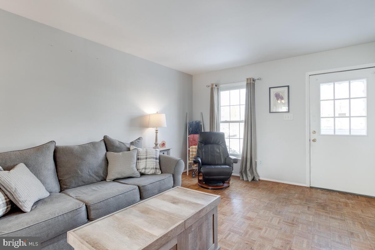 3429 Saluda Road Baltimore, MD 21236 - Photo 6 of 34 LIving Room