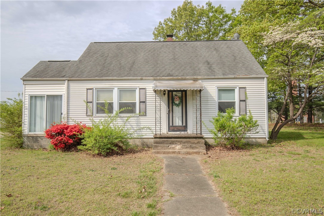 6736 Strathmore Road Richmond, VA 23237 - Photo 3 of 25 a front view of house with yard and trees around
