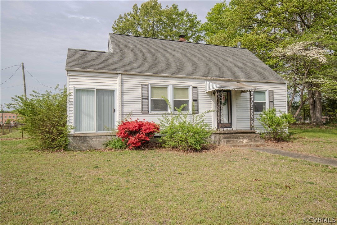 6736 Strathmore Road Richmond, VA 23237 - Photo 4 of 25 a front view of house with yard and trees around