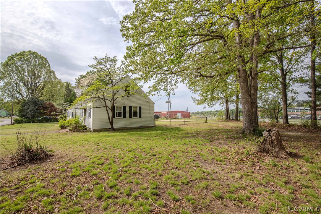 6736 Strathmore Road Richmond, VA 23237 - Photo 6 of 25 a front view of a house with garden
