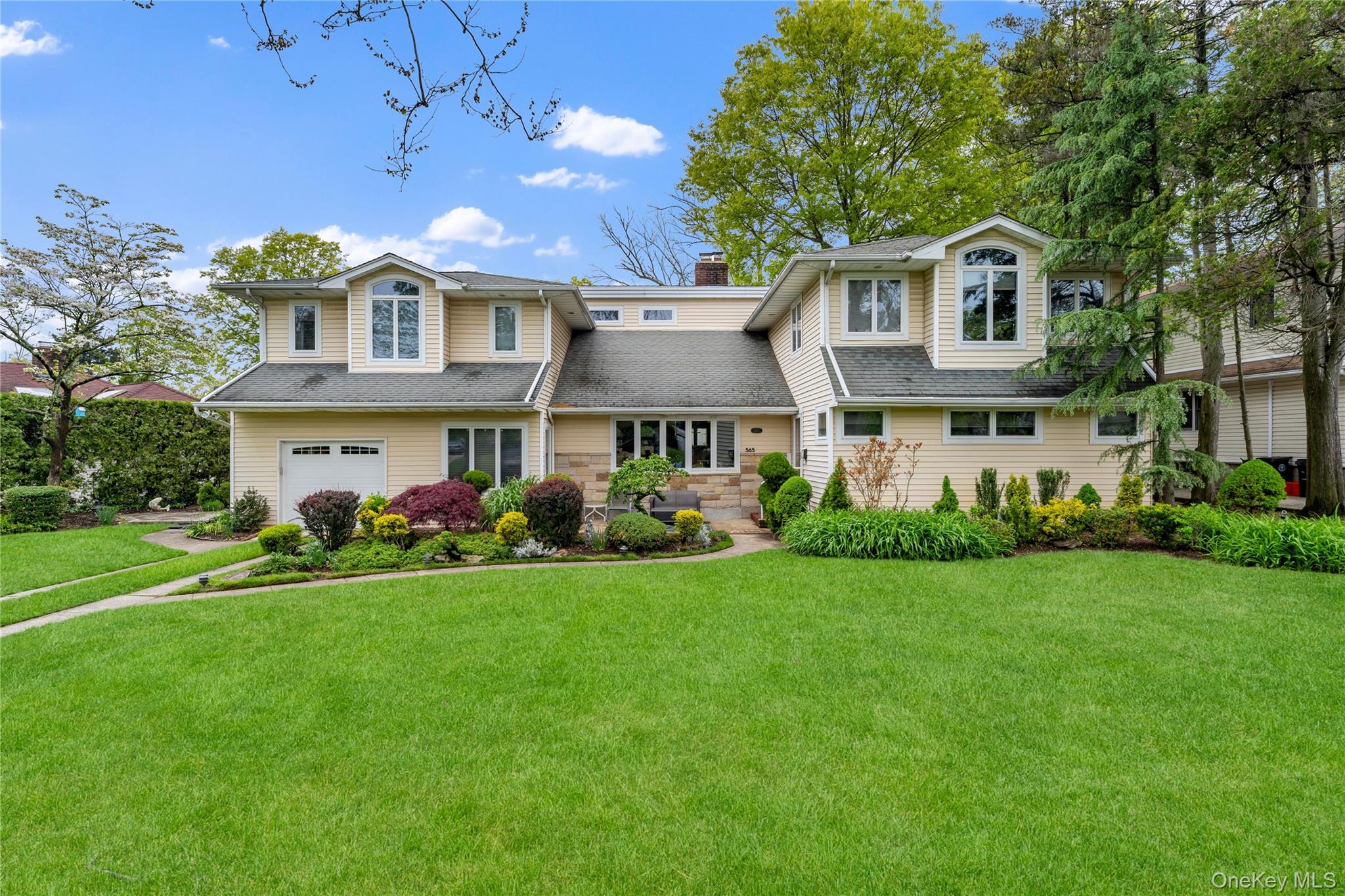 565 Mohawk Road West West Hempstead, NY 11552 - Photo 1 of 48