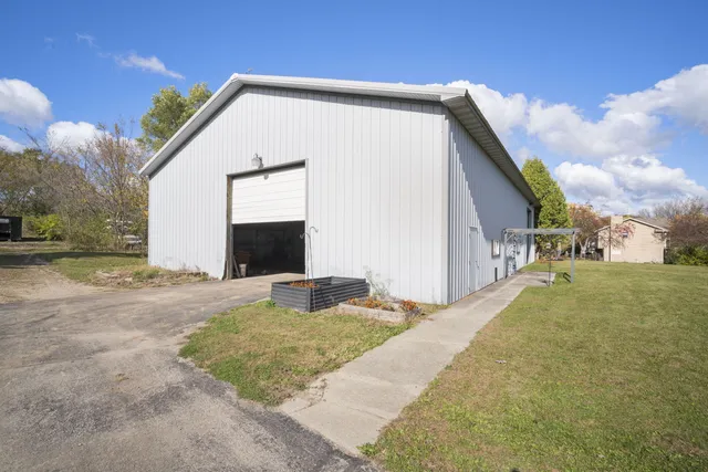 $734,900 | W225-s6835 Guthrie Road, Vernon, WI 53103