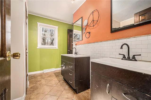 $220,000 | 111 Pawnee Avenue, Hiawatha, KS 66434