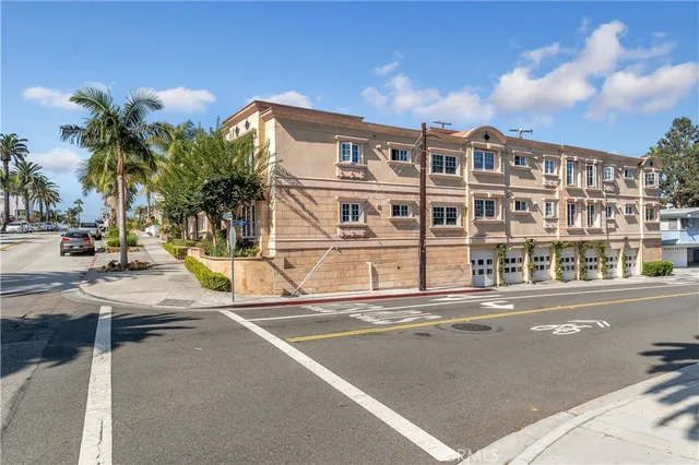 $6,000 | 329 Marguerite Avenue, Unit 3, Corona del Mar, CA 92625