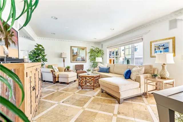 $6,000 | 329 Marguerite Avenue, Unit 3, Corona del Mar, CA 92625