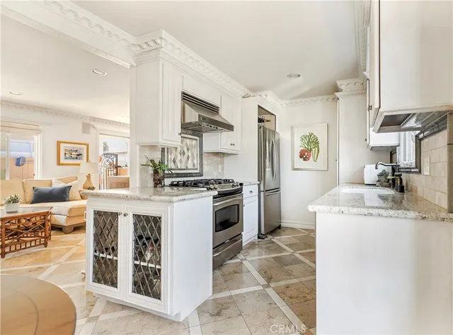 $6,000 | 329 Marguerite Avenue, Unit 3, Corona del Mar, CA 92625