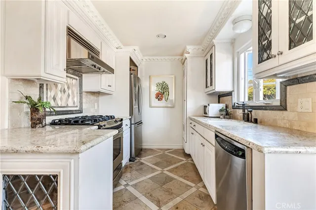 $6,000 | 329 Marguerite Avenue, Unit 3, Corona del Mar, CA 92625