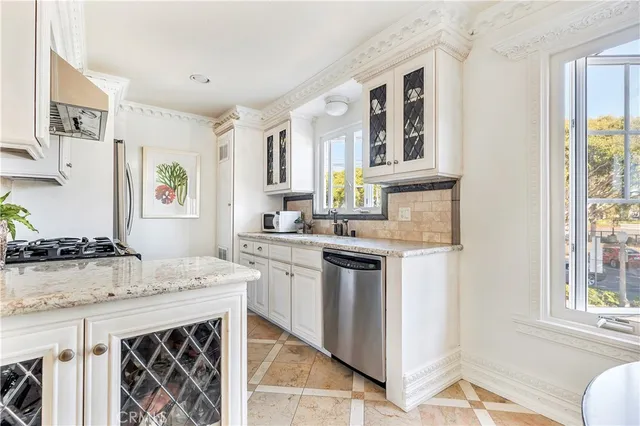 $6,000 | 329 Marguerite Avenue, Unit 3, Corona del Mar, CA 92625