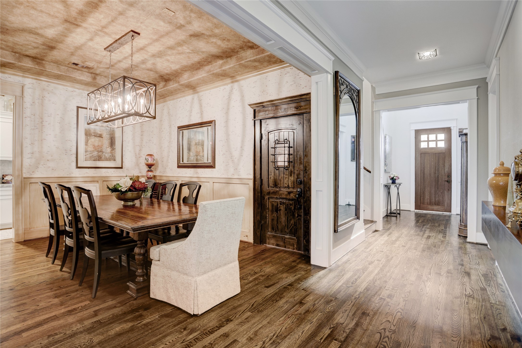 6430 Rolla Street Houston, TX 77055 - Photo 6 of 30 a view of a livingroom with furniture and wooden floor