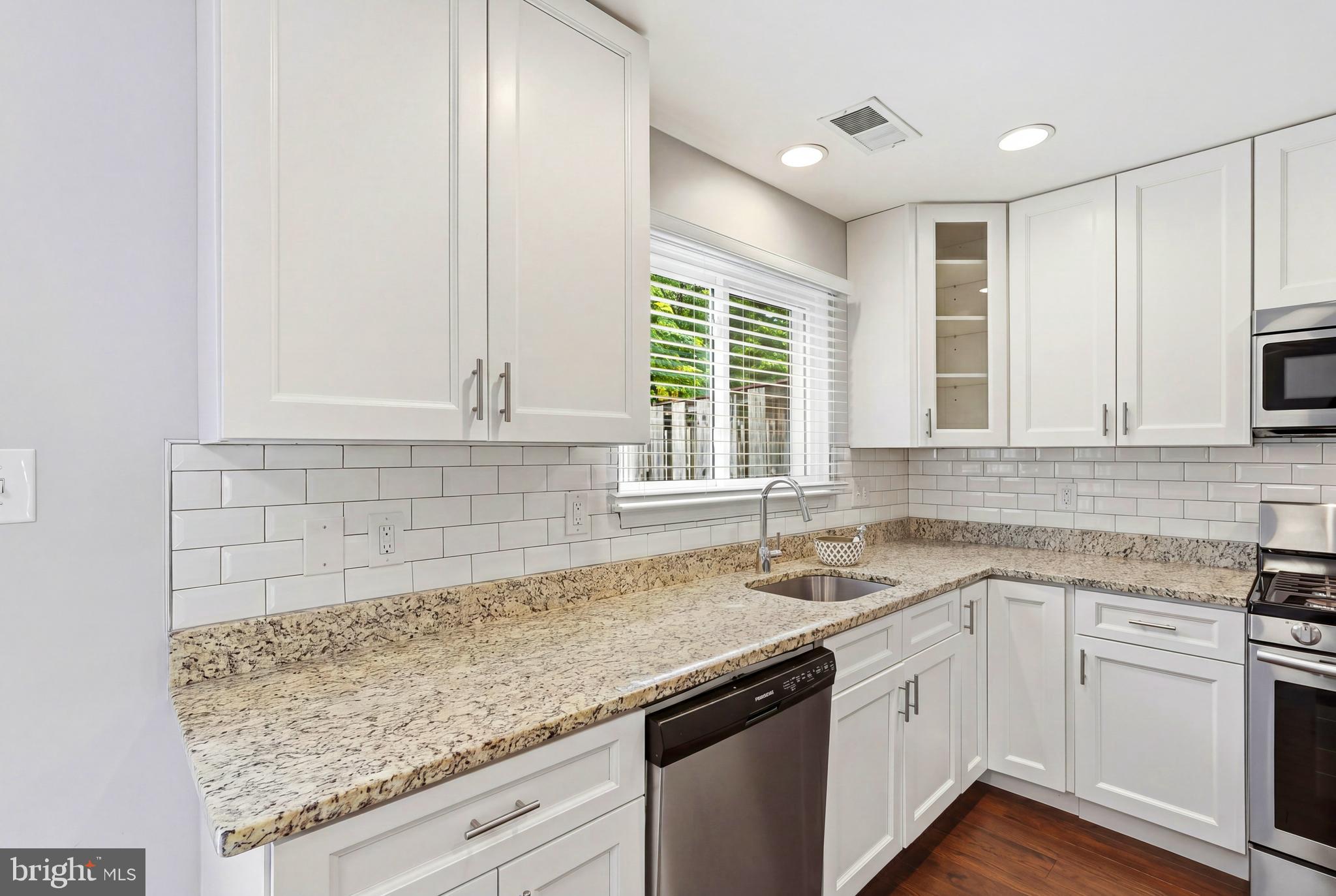 14823 Bolton Road Centreville, VA 20121 - Photo 4 of 27 Kitchen
