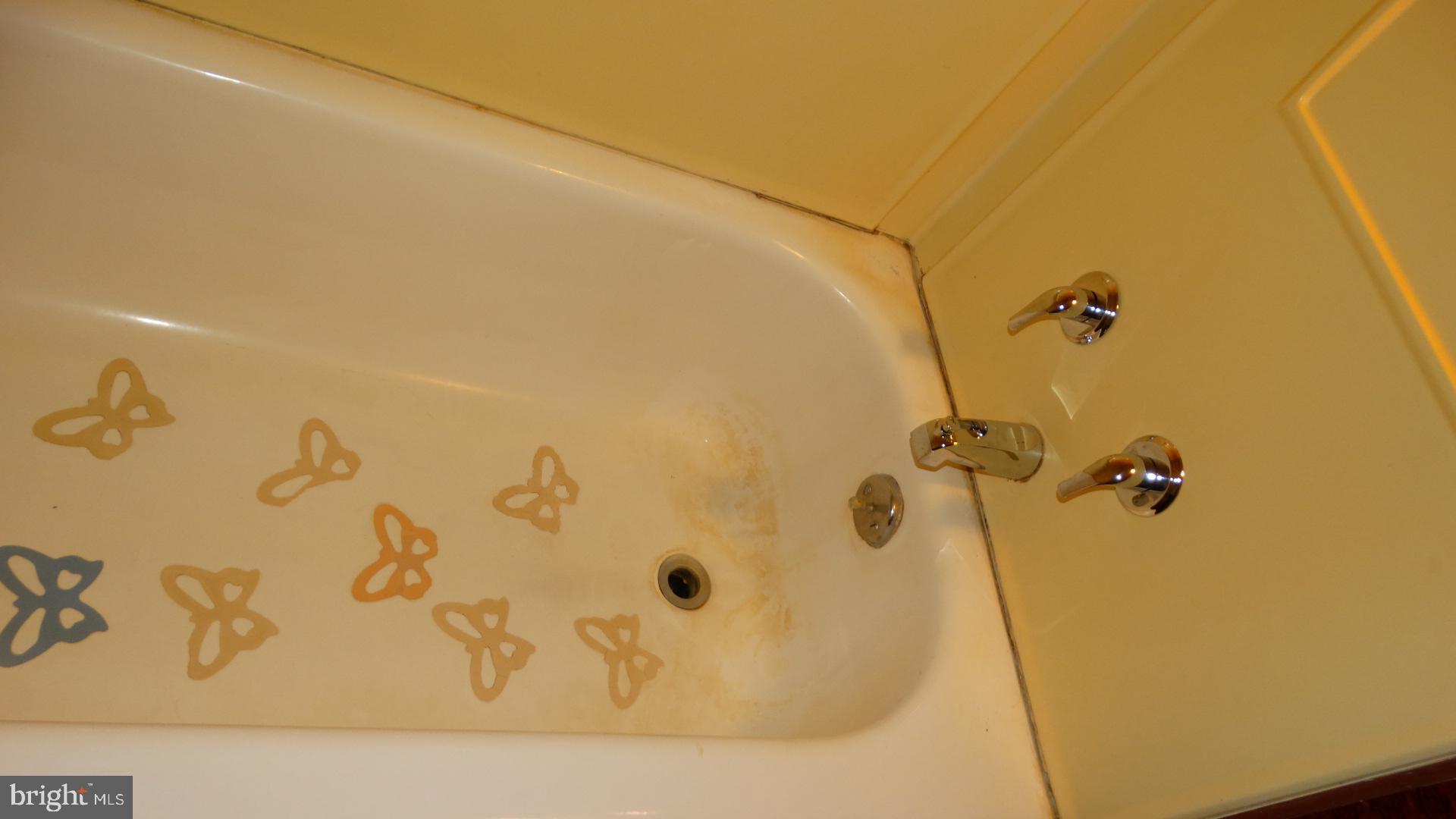 22209 Pondsville Road Smithsburg, MD 21783 - Photo 33 of 55 a bathroom with a bathtub