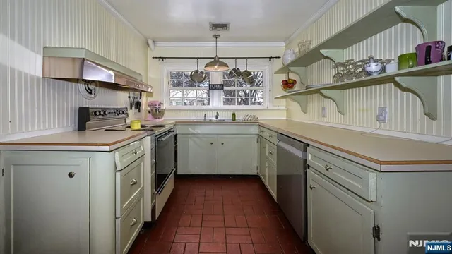 $665,000 | 174 Hillcrest Drive, Wayne, NJ 07470