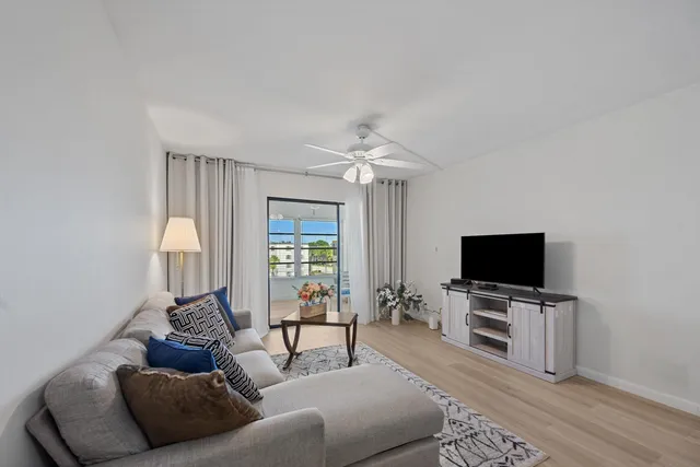 $1,850 | 9273 Southwest 8th Street, Unit 416, Boca Raton, FL 33428