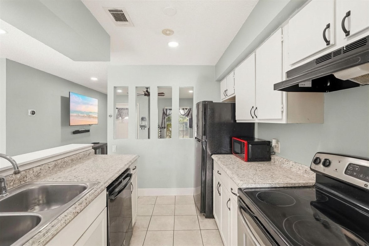 9458 Neuens Road, Unit 9458 Houston, TX 77080 - Photo 4 of 22 Kitchen