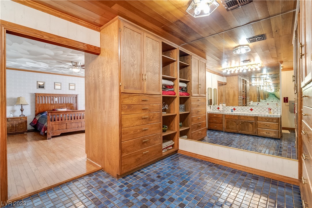 3445 Westwind Road Las Vegas, NV 89146 - Photo 16 of 51 Duel Closets