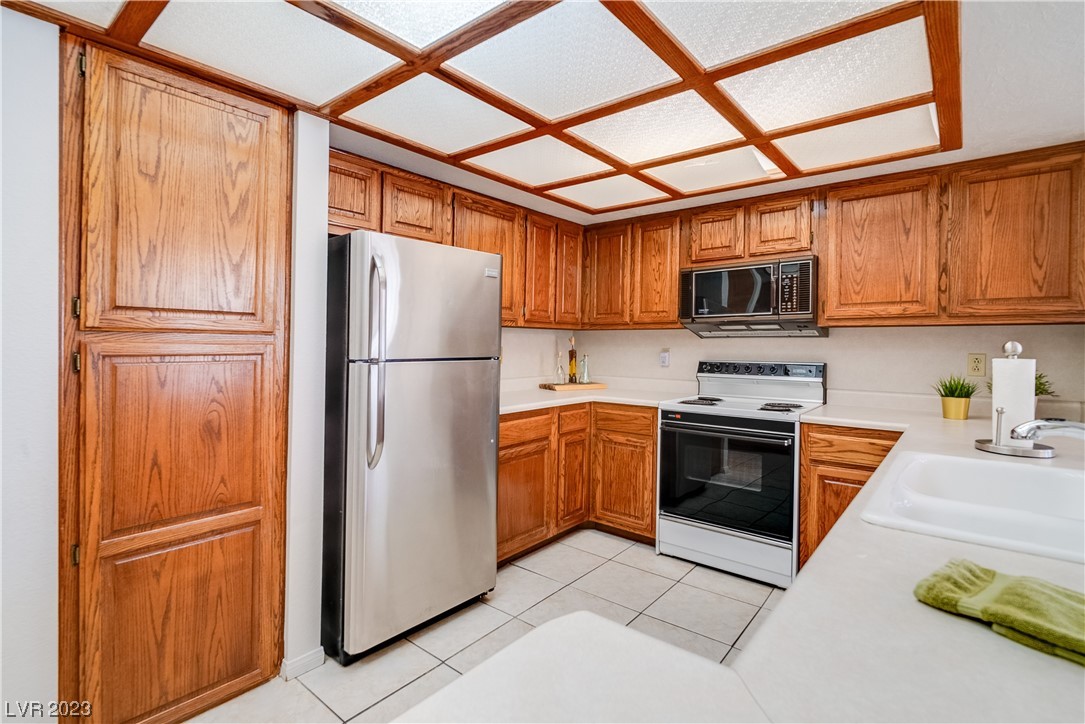 3445 Westwind Road Las Vegas, NV 89146 - Photo 37 of 51 Guest House Full Kitchen