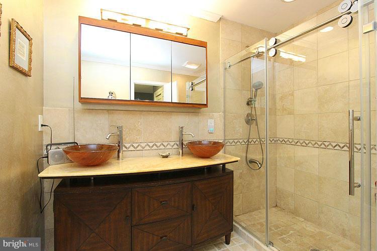 6608 Greentree Road Bethesda, MD 20817 - Photo 20 of 29 Bath (Master)