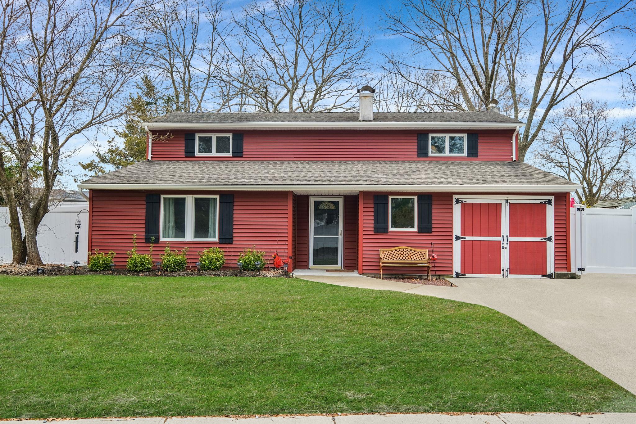 Grass has been digitally enhanced.