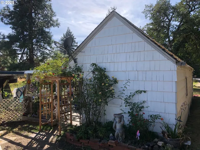 a view of a house with a plants