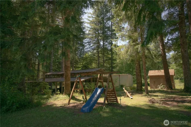 a view of a backyard