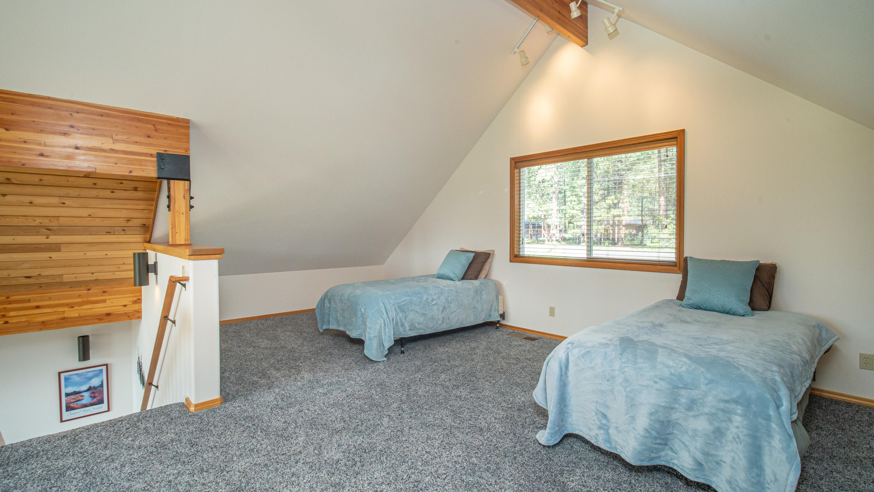 17079 Upland Road Bend, OR 97707 - Photo 24 of 32 Large Loft Space