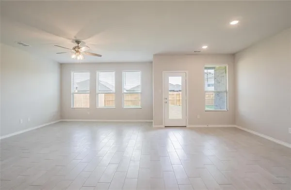 $2,100 | 951 Hurstwood Drive, Van Alstyne, TX 75495