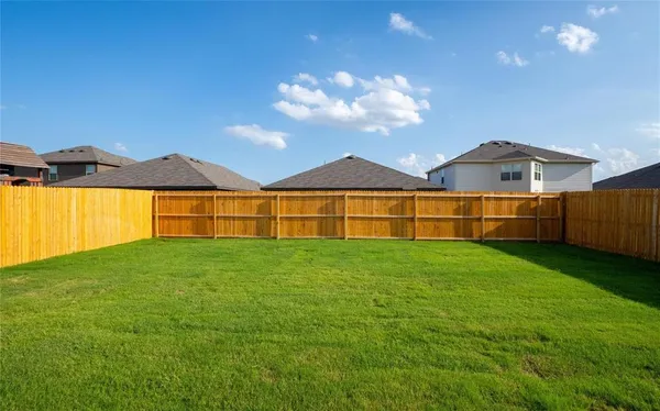 $2,100 | 951 Hurstwood Drive, Van Alstyne, TX 75495