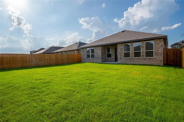 $2,100 | 951 Hurstwood Drive, Van Alstyne, TX 75495
