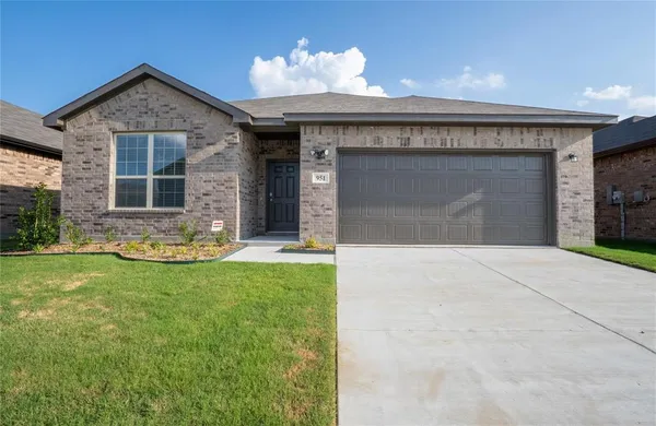 $2,100 | 951 Hurstwood Drive, Van Alstyne, TX 75495