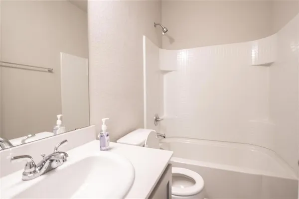 $2,100 | 951 Hurstwood Drive, Van Alstyne, TX 75495