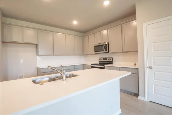 $2,100 | 951 Hurstwood Drive, Van Alstyne, TX 75495