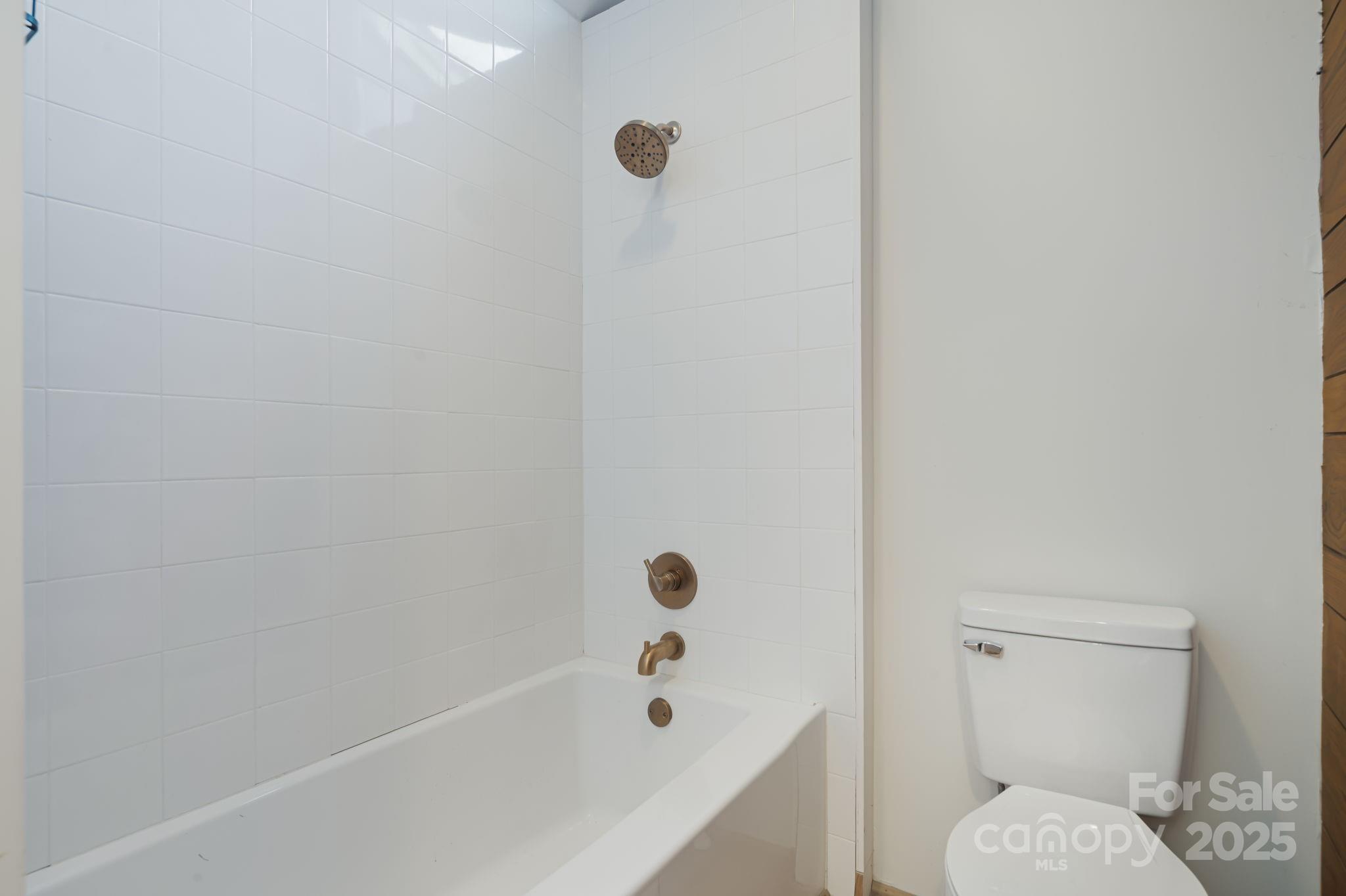 1877 Secluded Valley Road Marshall, NC 28753 - Photo 13 of 31 a bathroom with a toilet and a bathtub