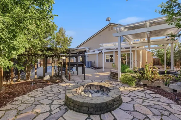 a view of a house with backyard