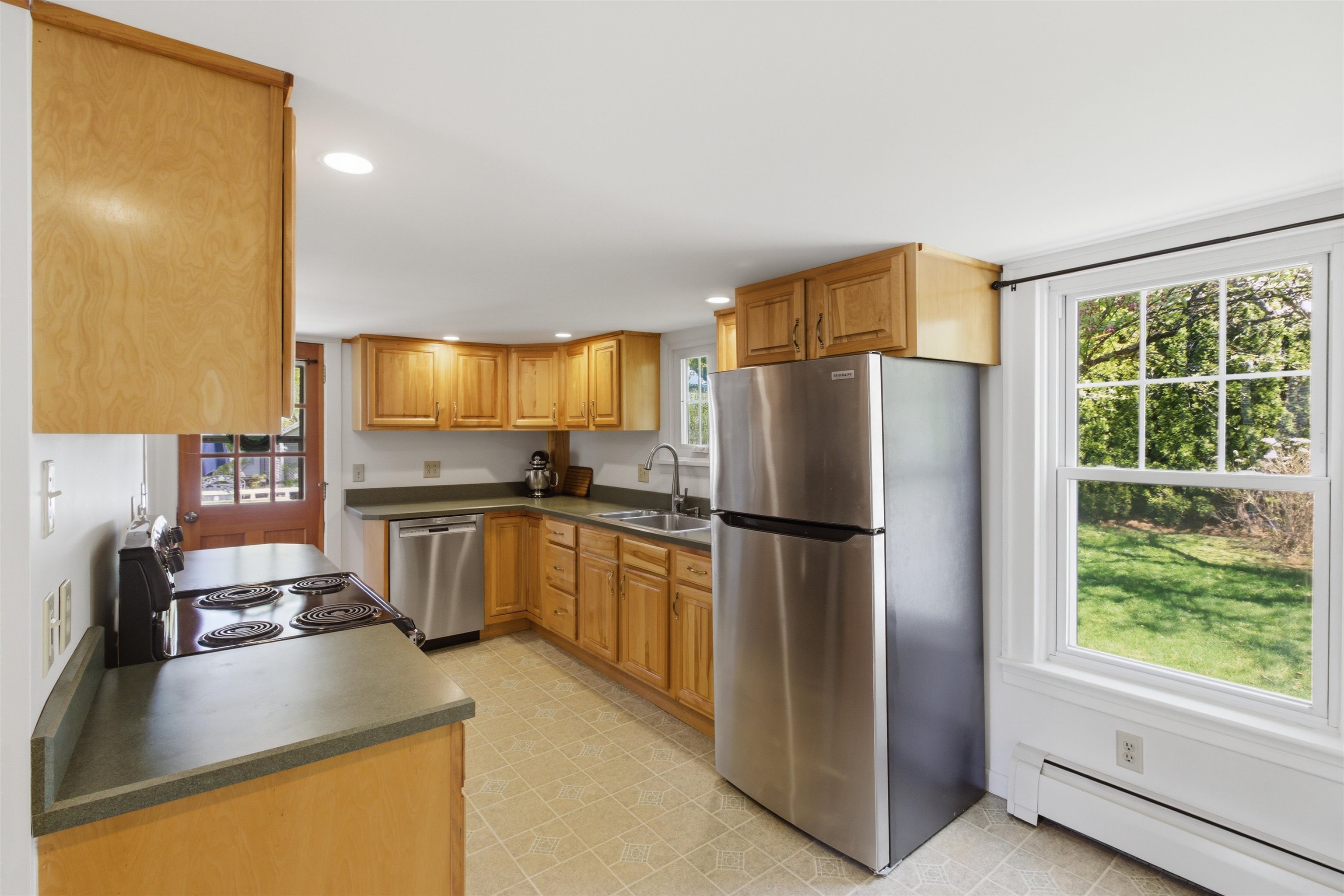 302 Prospect Street Bennington, VT 05201 - Photo 10 of 34