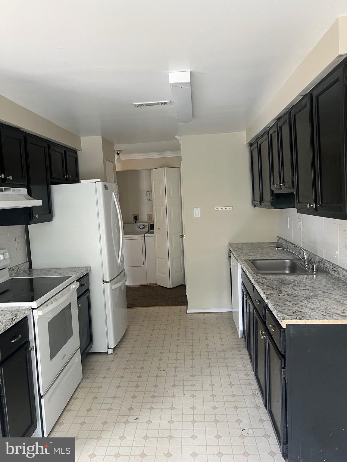 14737 Wexhall Terrace, Unit 18194 Burtonsville, MD 20866 - Photo 20 of 50 a kitchen with a sink and a stove top oven
