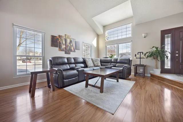 $499,000 | 1300 Chatsworth Lane, Hoffman Estates, IL 60169