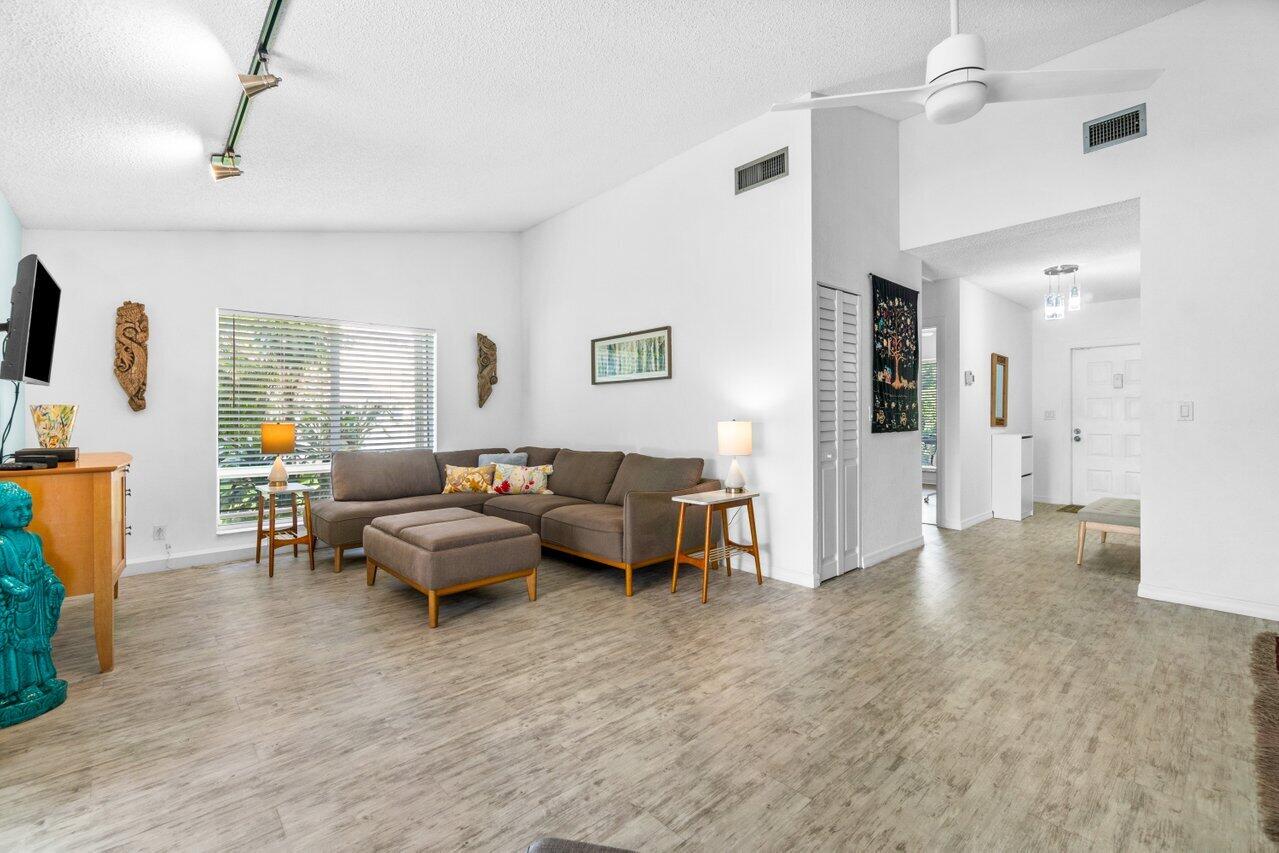 848 Lago Road Delray Beach, FL 33445 - Photo 13 of 36 Living Room
