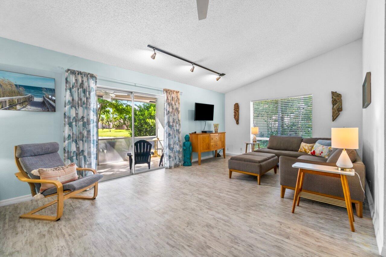 848 Lago Road Delray Beach, FL 33445 - Photo 15 of 36 Living