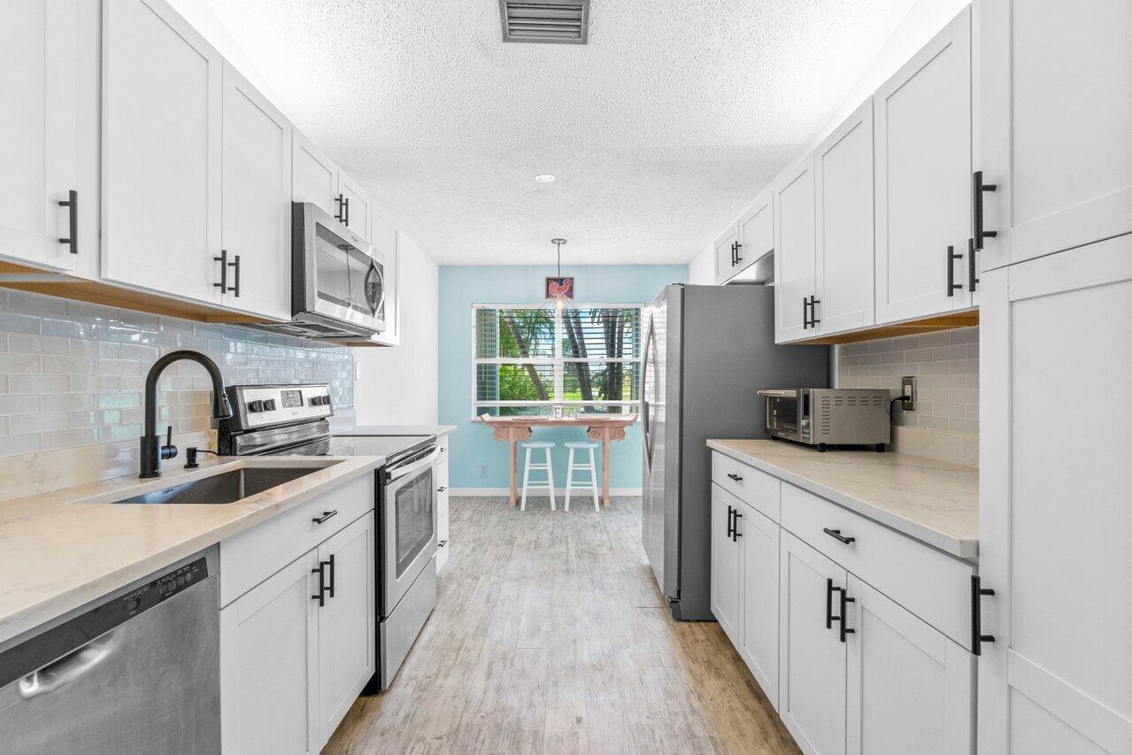 848 Lago Road Delray Beach, FL 33445 - Photo 19 of 36 Kitchen