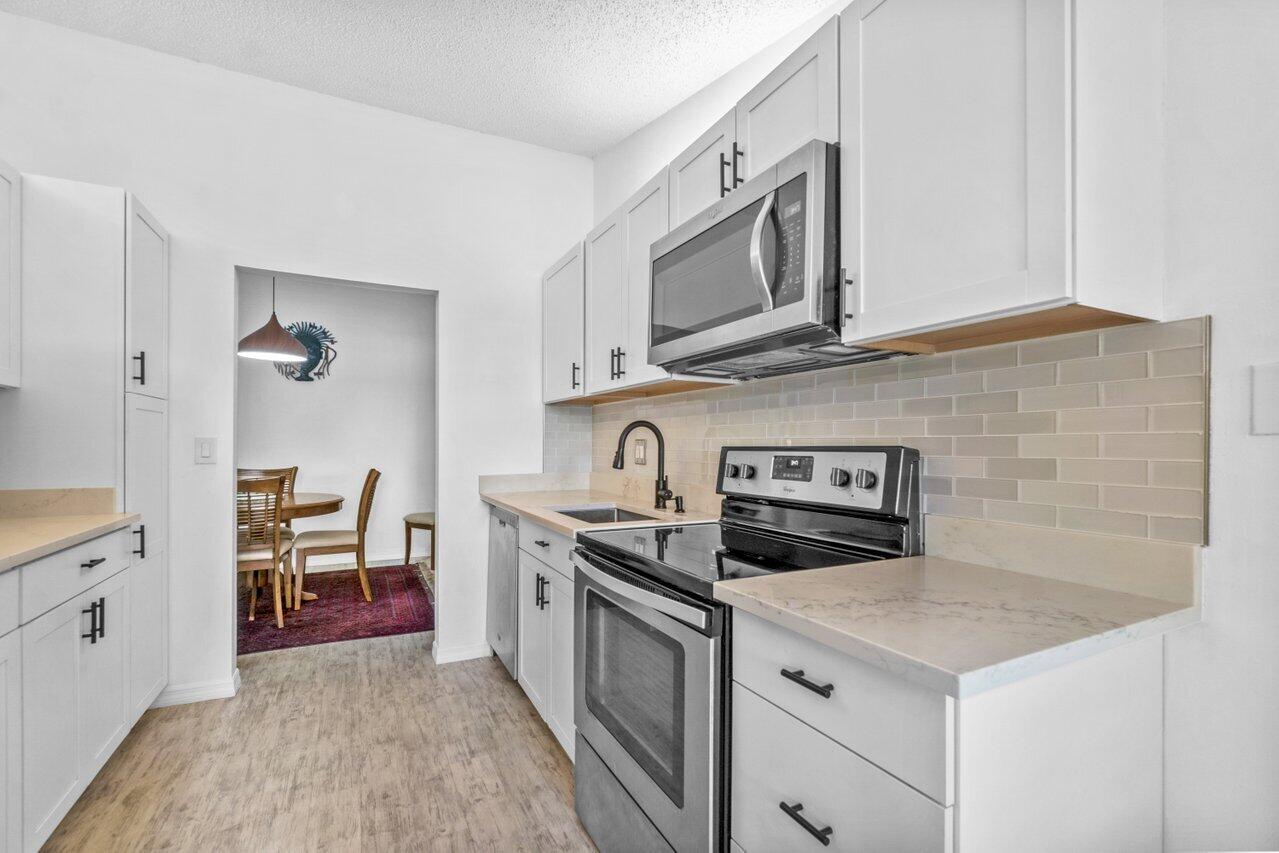 848 Lago Road Delray Beach, FL 33445 - Photo 20 of 36 Kitchen