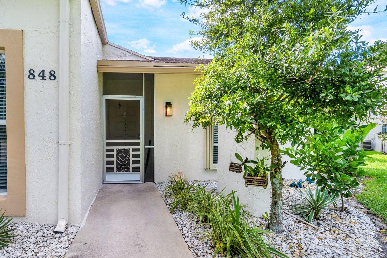 848 Lago Road Delray Beach, FL 33445 - Photo 4 of 36 Front