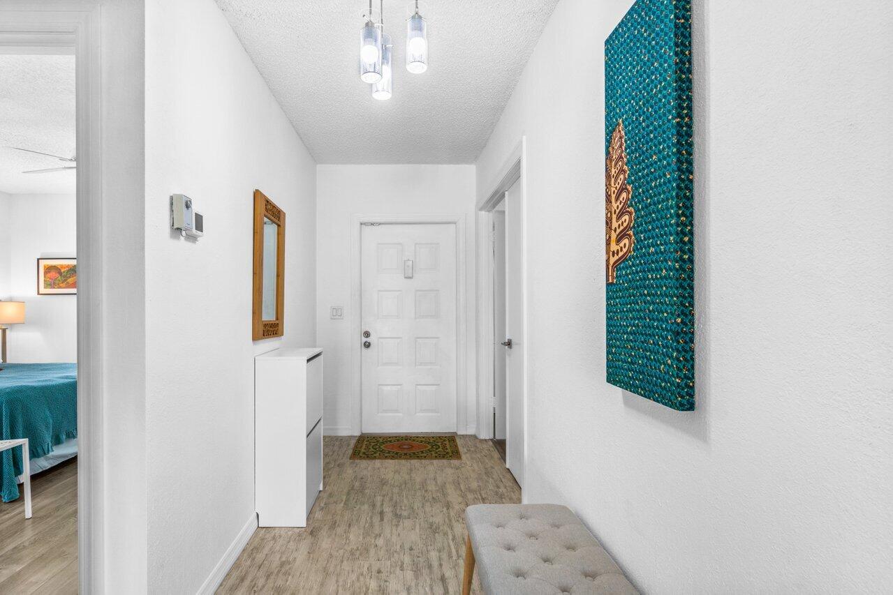 848 Lago Road Delray Beach, FL 33445 - Photo 5 of 36 Entryway