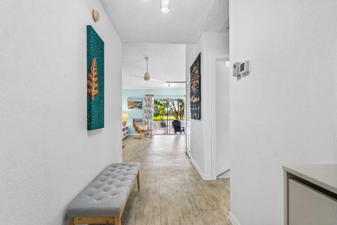 848 Lago Road Delray Beach, FL 33445 - Photo 7 of 36 Entryway