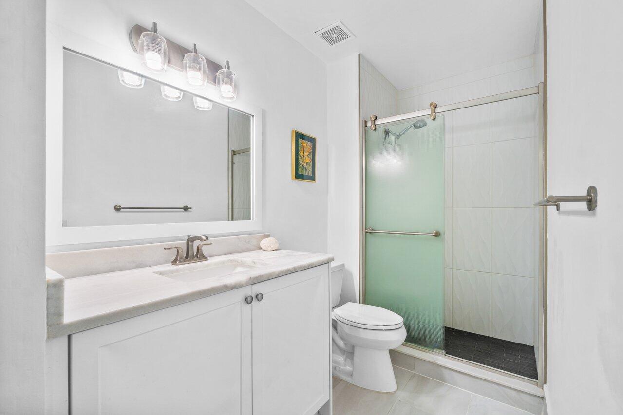 848 Lago Road Delray Beach, FL 33445 - Photo 8 of 36 Guest Bath