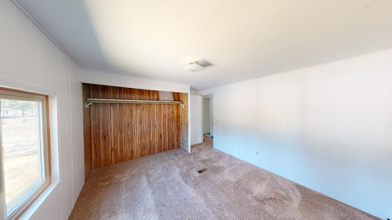 17001 Cagle Road La Pine, OR 97739 - Photo 14 of 39 guest bedroom w/closet showing