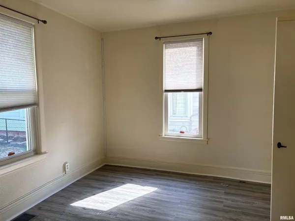 $1,300 | 901 Northeast Glen Oak Avenue, Unit 2, Peoria, IL 61603