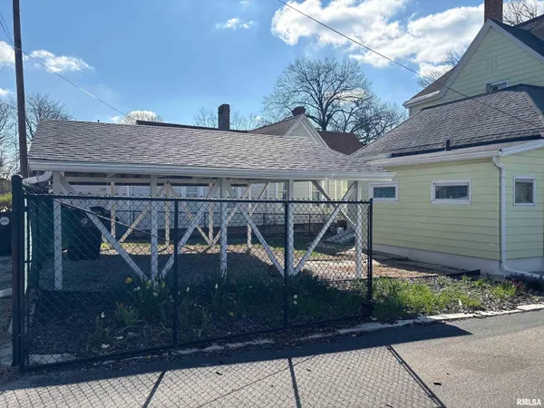 $1,300 | 901 Northeast Glen Oak Avenue, Unit 2, Peoria, IL 61603