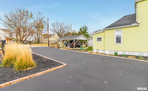 $1,300 | 901 Northeast Glen Oak Avenue, Unit 2, Peoria, IL 61603